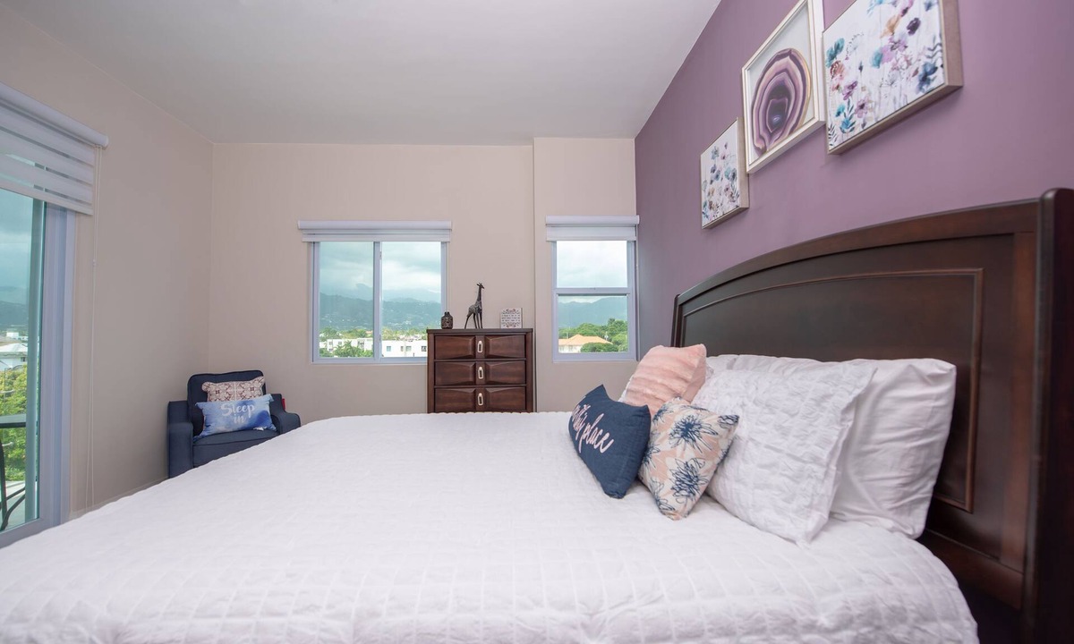 Kingston Apartment | 1 bedroom apartment/views/AC/Pool/Parking/security on site