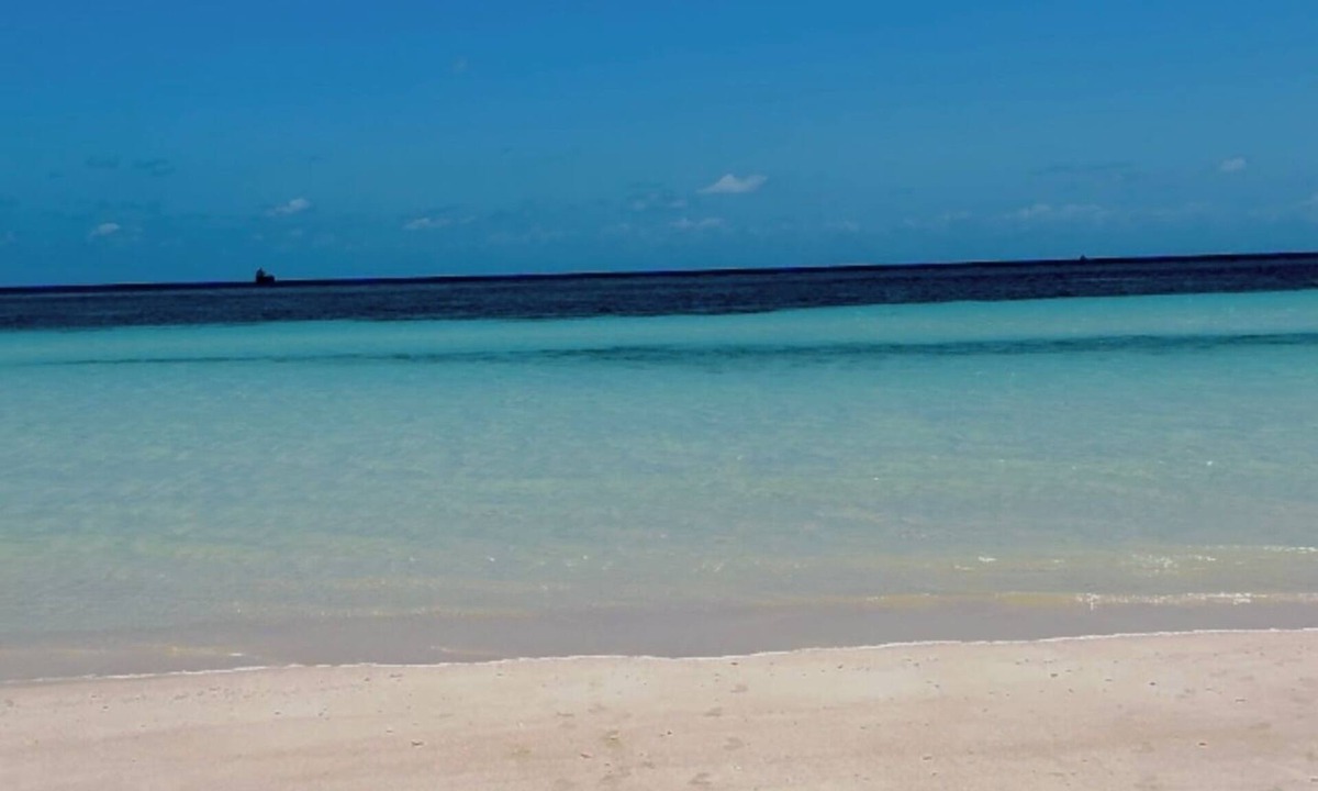 Bahamia West House | 1 King Bed located 1.5 miles from the beach