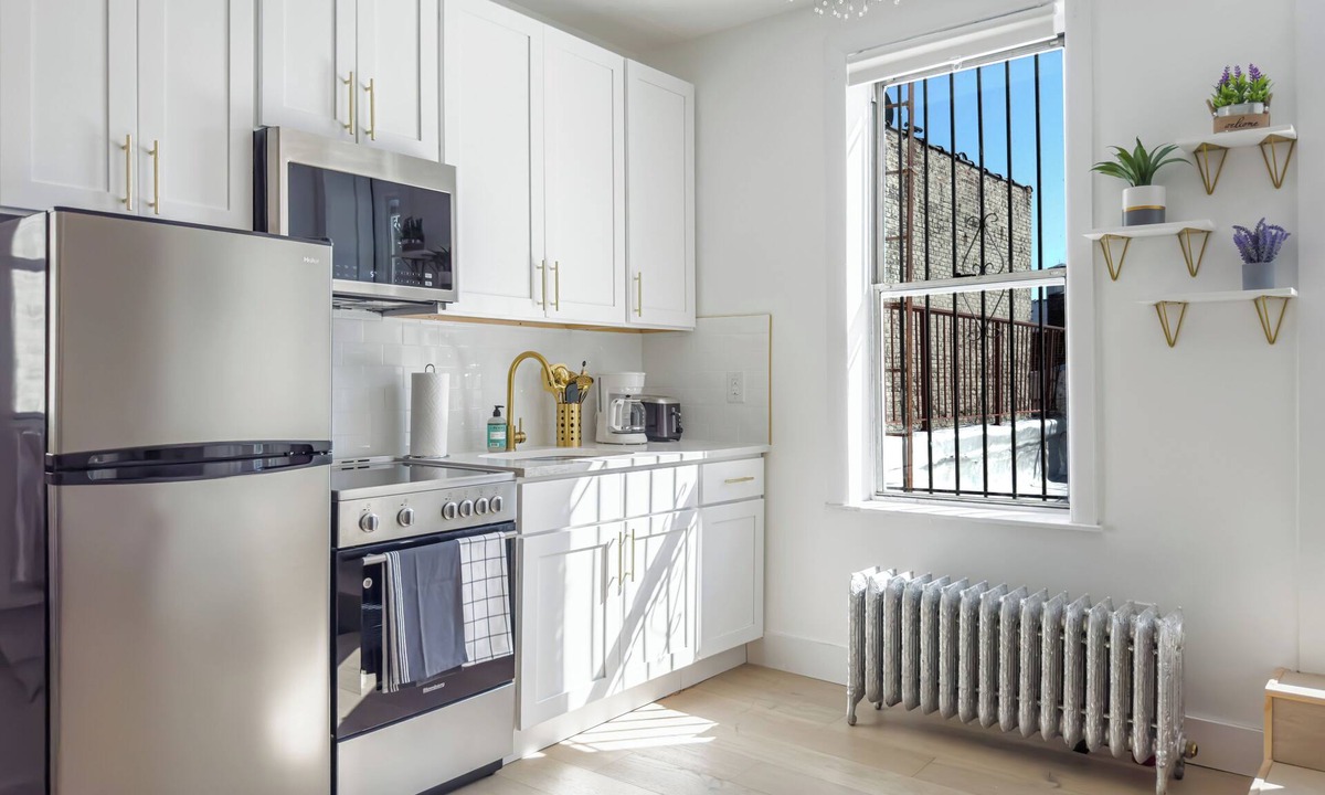 Crown Heights House | 16 Bedroom Fourplex Close to The train - Huge Decks - sleeps 32