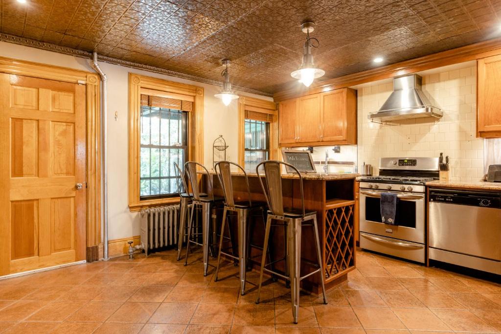 Bedford-Stuyvesant Apartment | 1899 Historic Luxury Brooklyn Brownstone (Vintage)