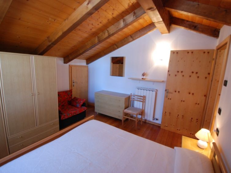 Almazzago Apartment | 2 bedroom Apartment, sleeps 7 in Commezzadura