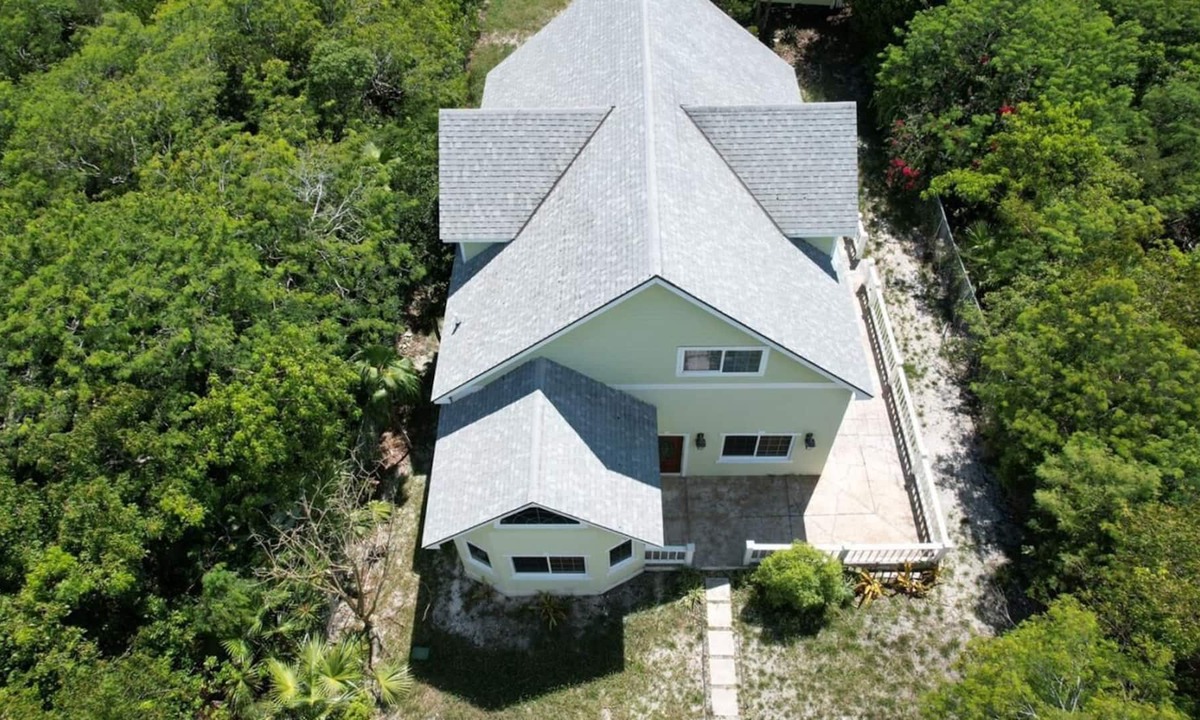 George Town House | 2 Master bedroom suites - King/ Double beds (pet-friendly)
