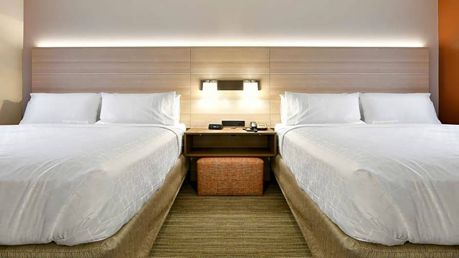 Travis - Chelsea Hotel | 2-Star Hotel ∙ Holiday Inn Express Staten Island West, an IHG Hotel