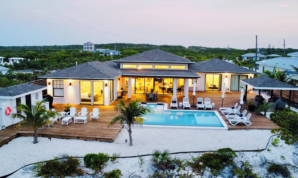 William's Town House | 23Exuma * LUXURY, TOP BEACH* Calm Waters* 5 Bedrooms, Each w/Private Bath* Pool*