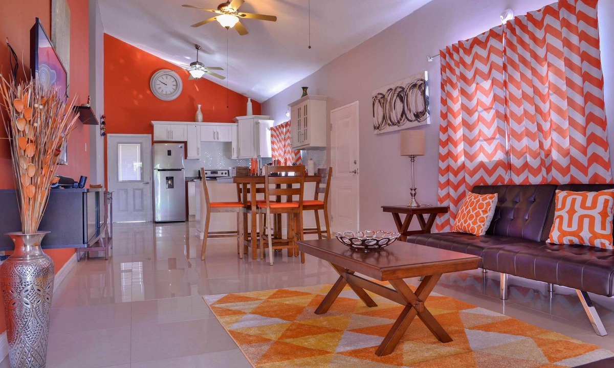 Kingston House | 3 bdrm, Pool, Wifi, Netflix,Sleeps 9,Family Friendly,Gated, Quite Neighborhood.