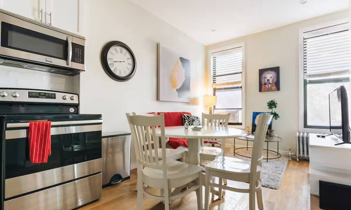 Williamsburg House | 3 BED 2 BATH Williamsburg Brooklyn APARTMENT in Classic Brick Townhouse