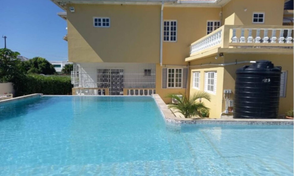 Whitehouse House | A Tropical Getaway