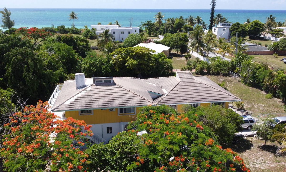 Windsor Park Apartment | Adorable 2 bedroom suite - 200 steps to beach, car available