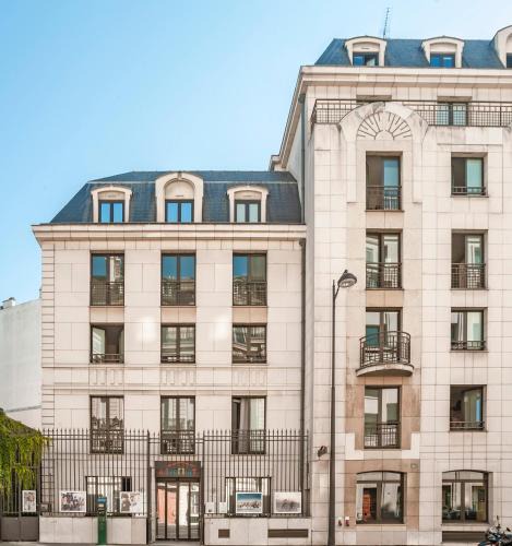Champs-Elysees Hostel | Adveniat Paris
