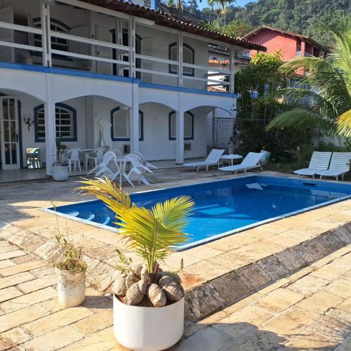 Caieira House | ANGRA CASA 6 SUITES PONTA DOS UBÁS - Mar Piscina Deck Churrasqueira Jogos