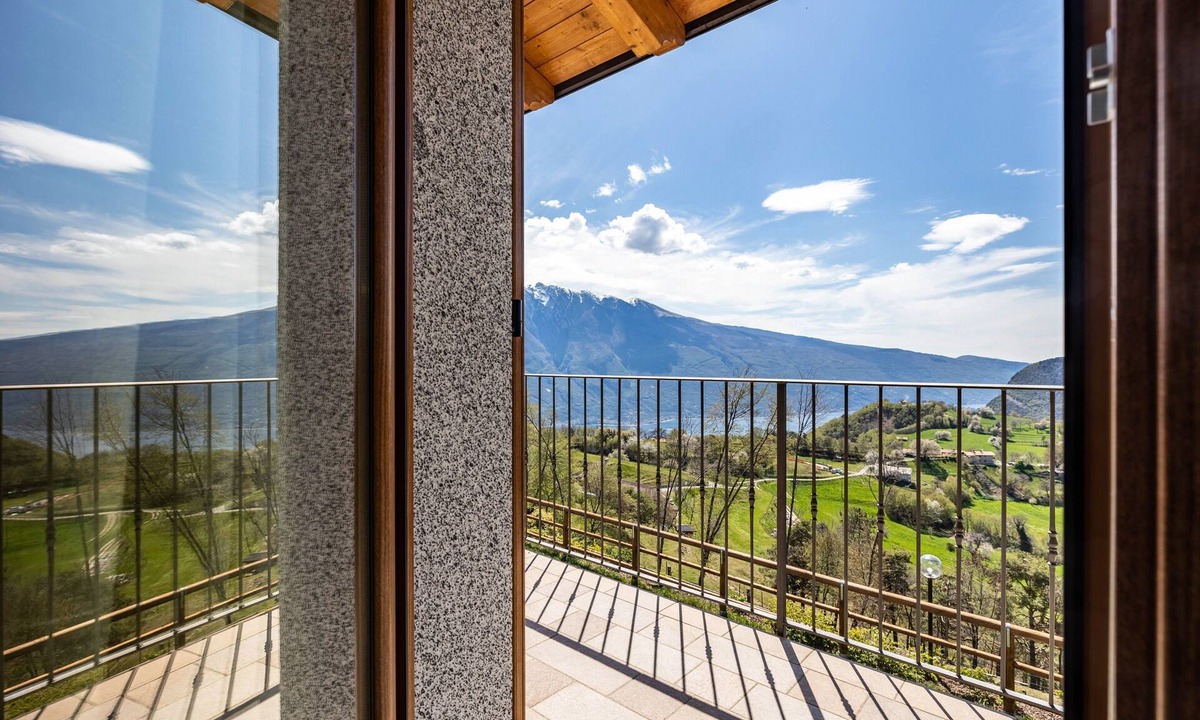Tremosine Apartment | Apartment Bocca Nevese Pino with Lake View, Garden & Wi-Fi