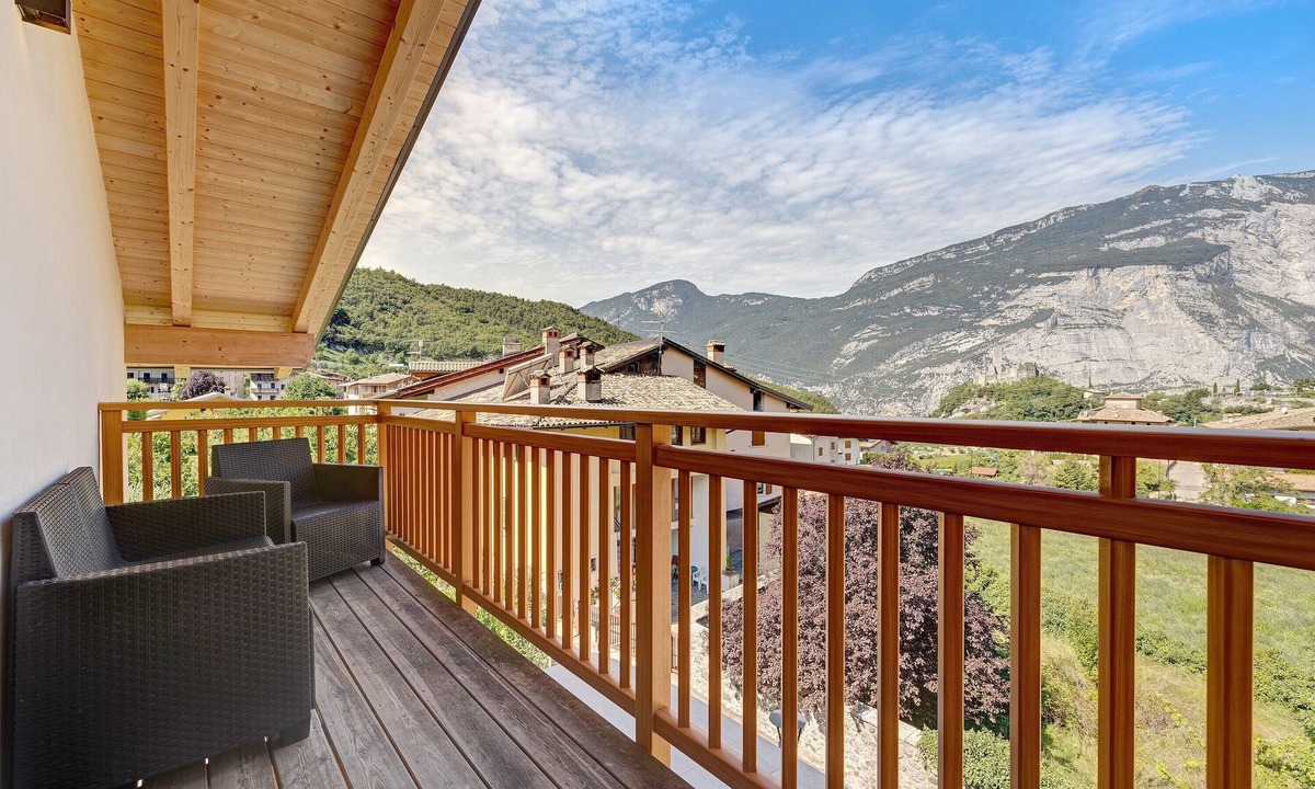 Drena Apartment | Apartment 'Castle View' with Mountain View, Balcony and Wi-Fi