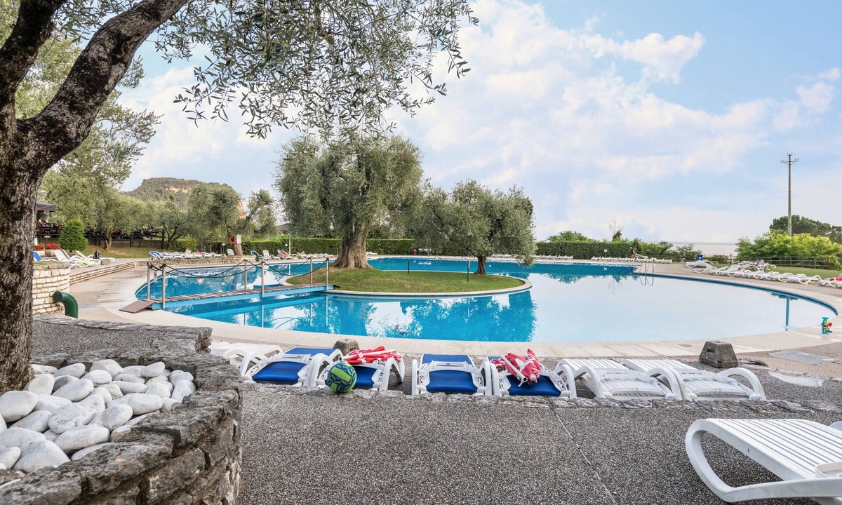 Corno Apartment | Apartment Garda Lake and swimming pool near the historic center and beach