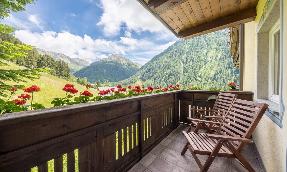 San Leonardo in Passiria Apartment | Apartment "Innerwalten 100" with Wi-Fi and Mountain Views