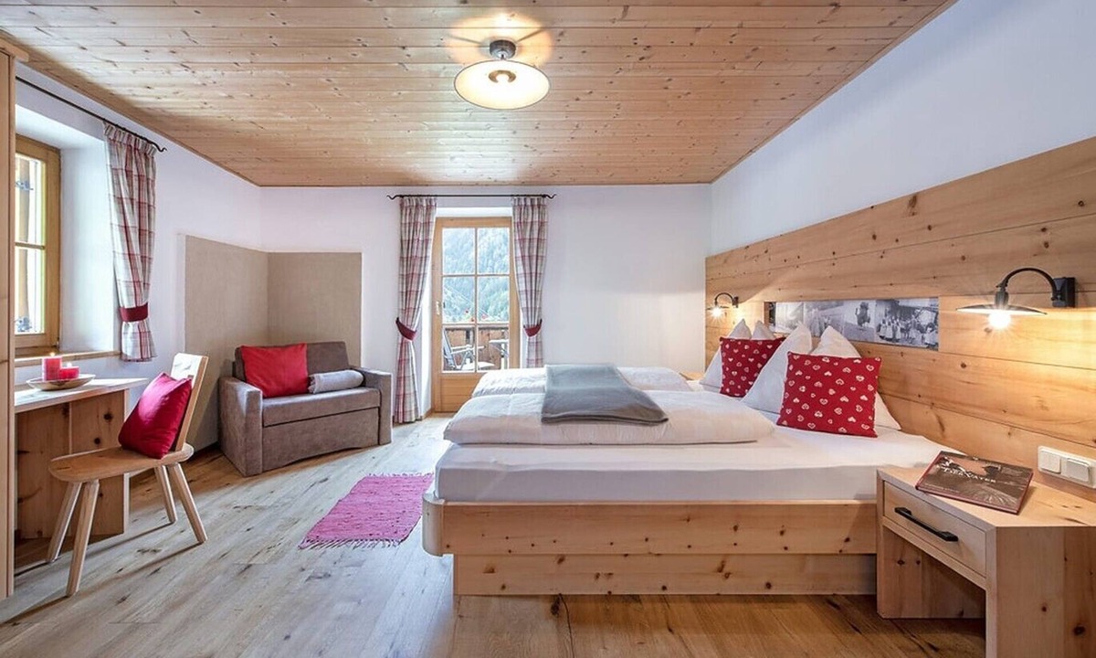 Funes Apartment | Apartment "Oberglarzhof Zirbel" with Mountain View, Garden & Wi-Fi