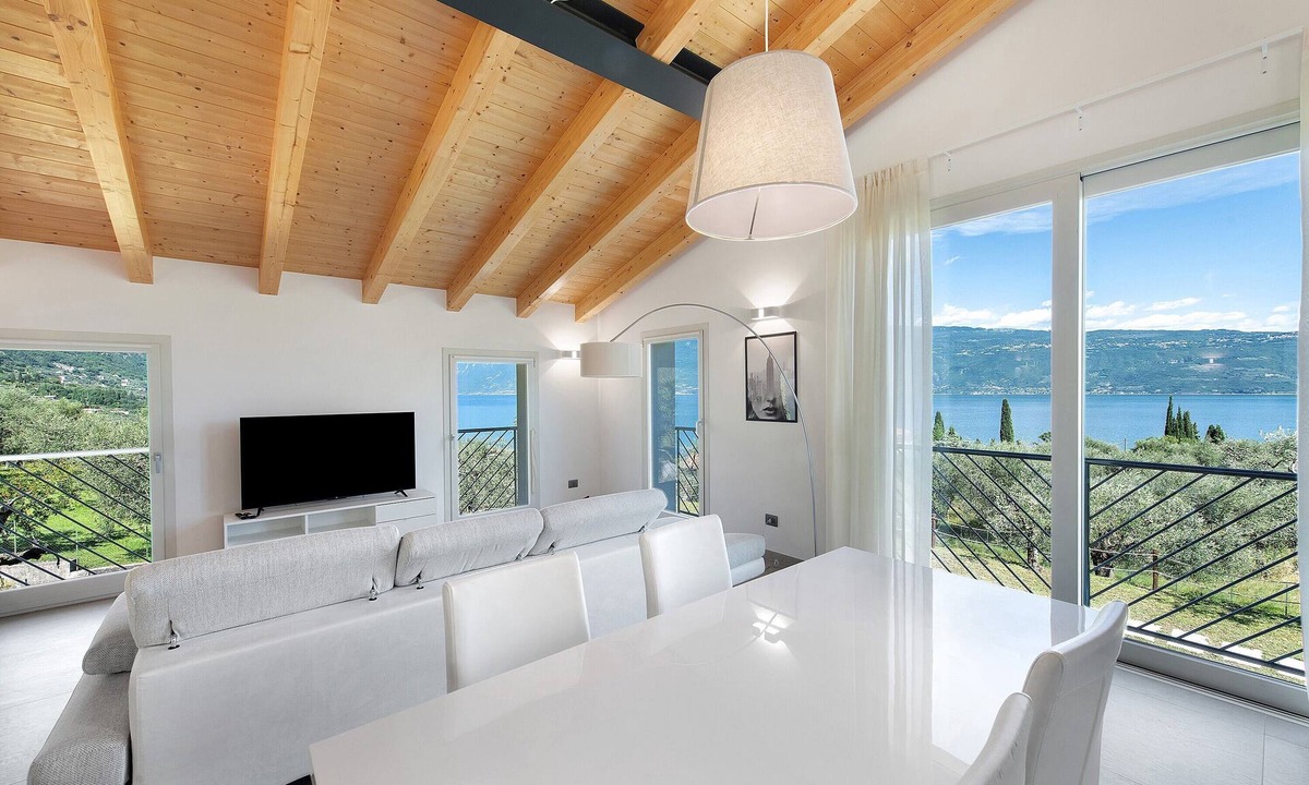 Fornico Apartment | Apartment 'Orchidea' with Lake View, Wi-Fi and Air Conditioning