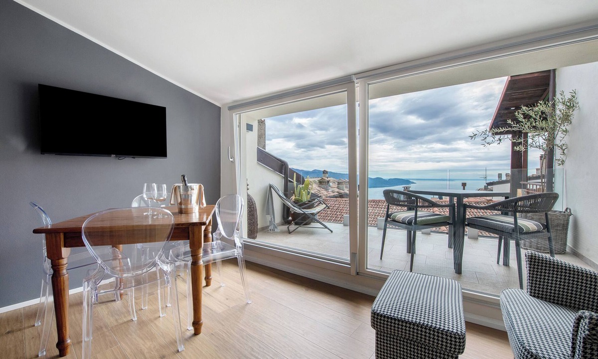 Oldesio Apartment | Apartment 'Piazzetta' with Balcony, Wi-Fi and Air Conditioning