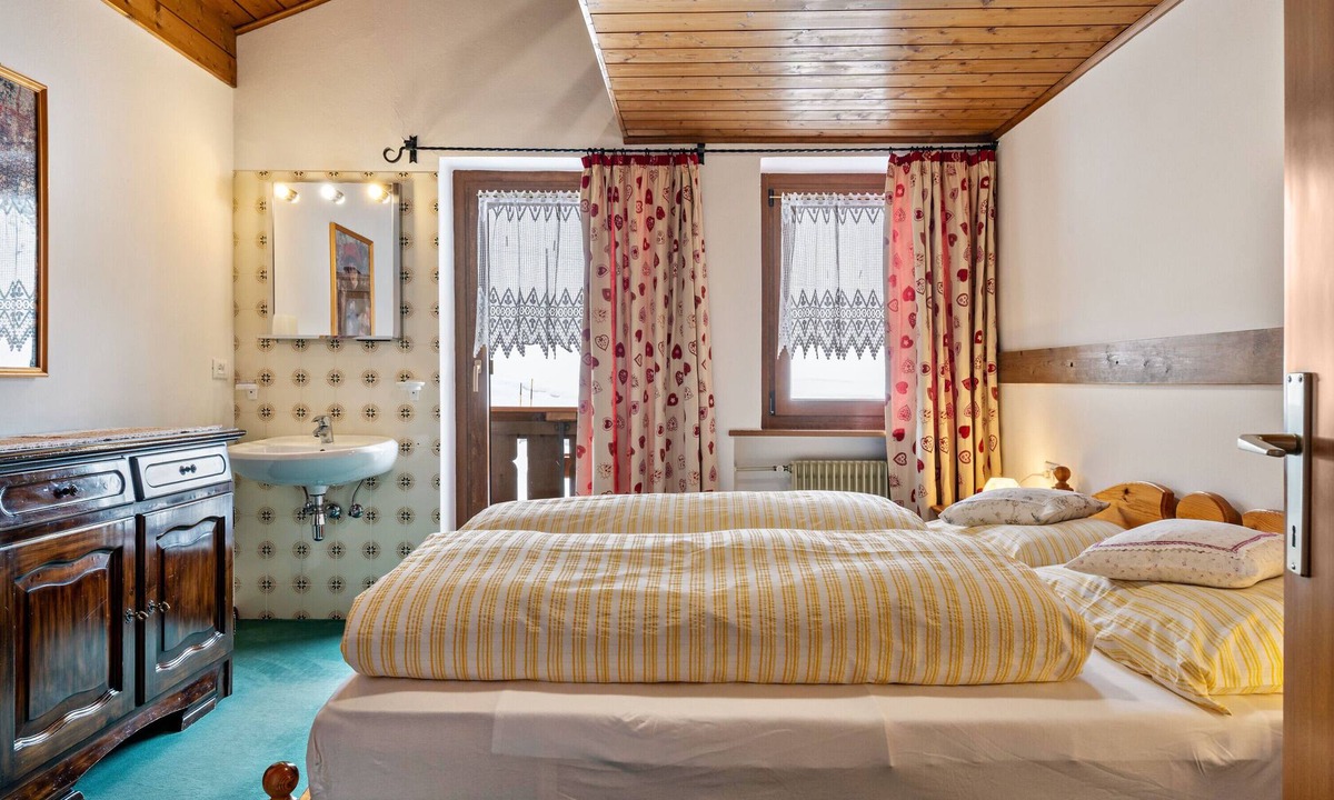 Livinallongo del Col di Lana Apartment | Apartment 'Samont Appartment 5' with Mountain View, Shared Terrace and Wi-Fi