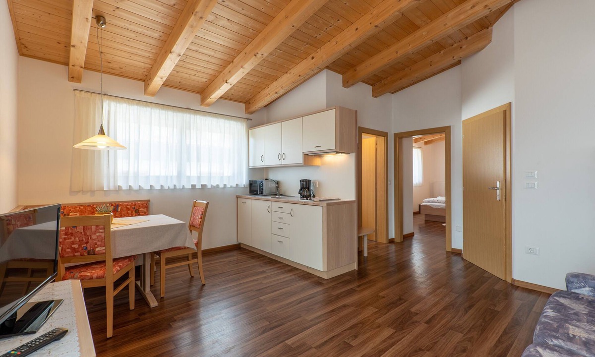 Tirolo Apartment | Apartment "Wohnung 2 Dachgeschoss" with Mountain View, Wi-Fi & Balcony