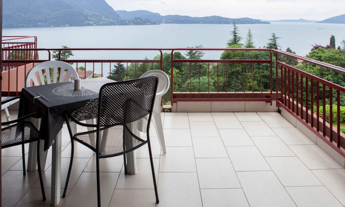 Susello Apartment | Attractive 3½-room apartment with 2 balconies, pool and dream view