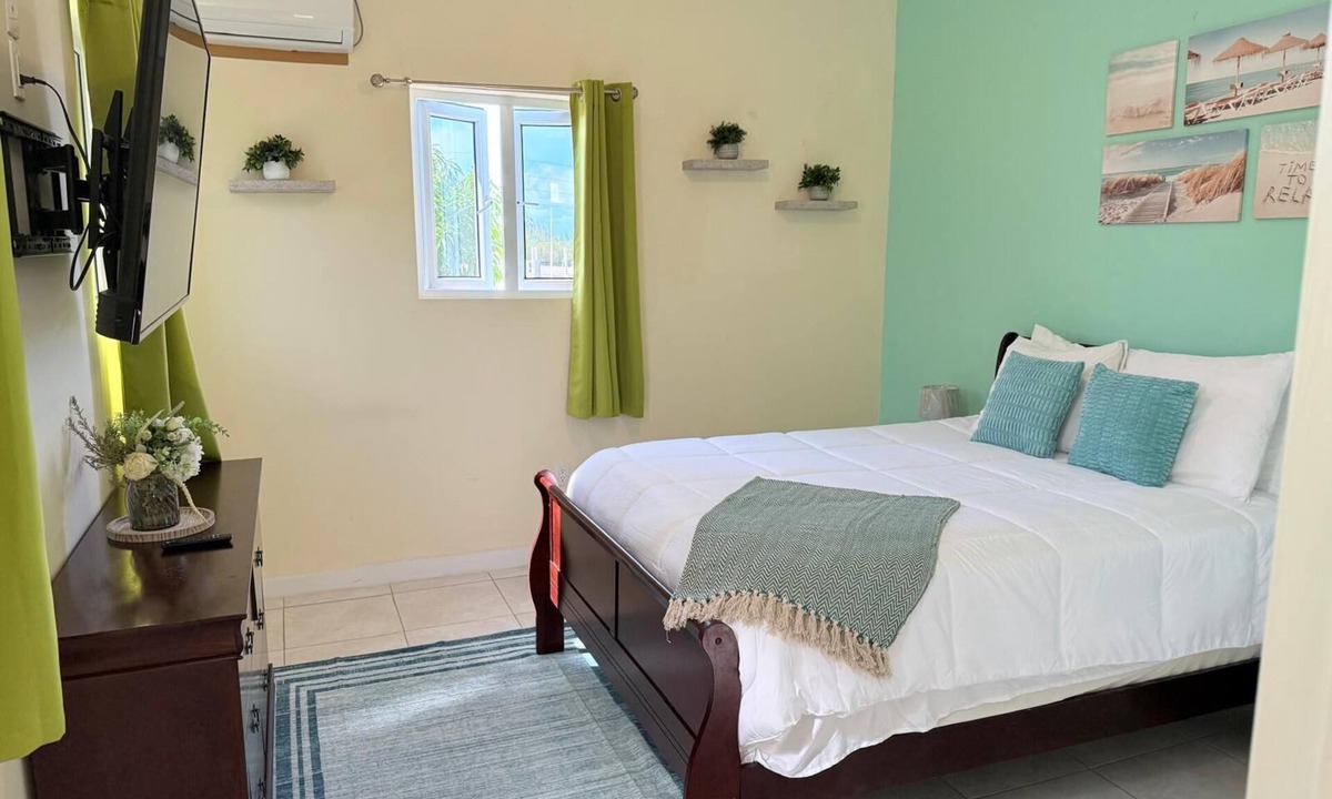 Farmer's Hill House | Beach Access House. With Beach Supplies.