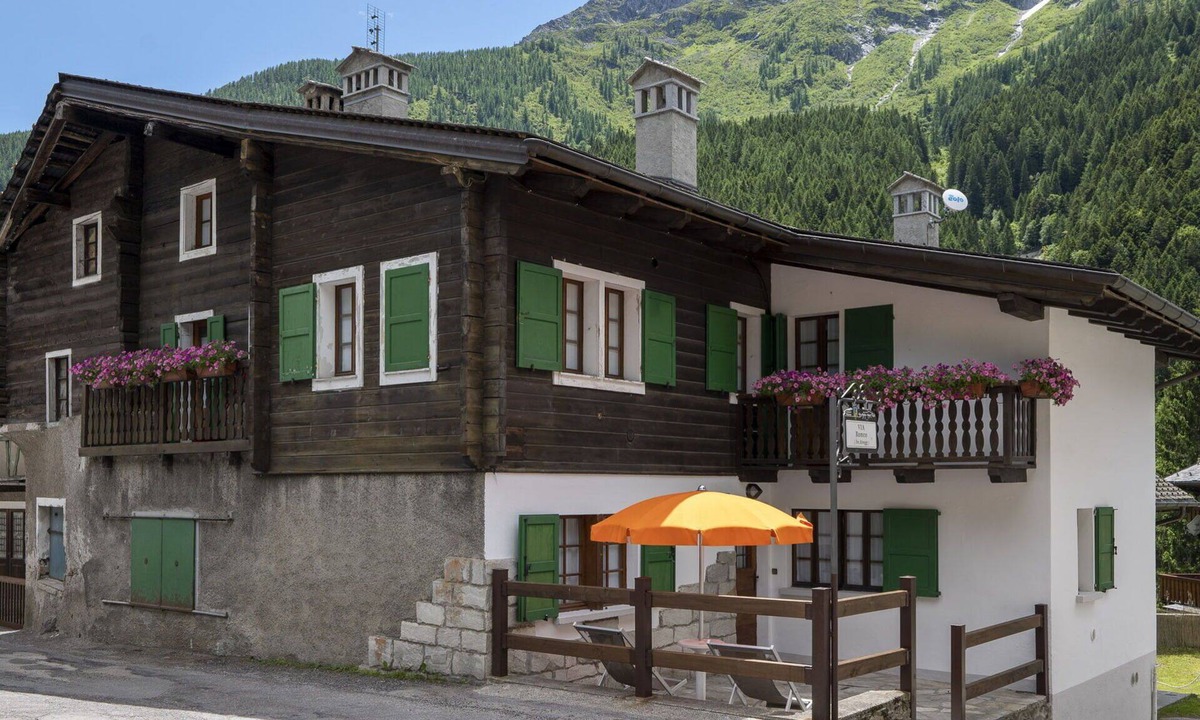 Macugnaga Apartment | Beautiful apartment for 2 guests with TV, balcony, pets allowed and panoramic view