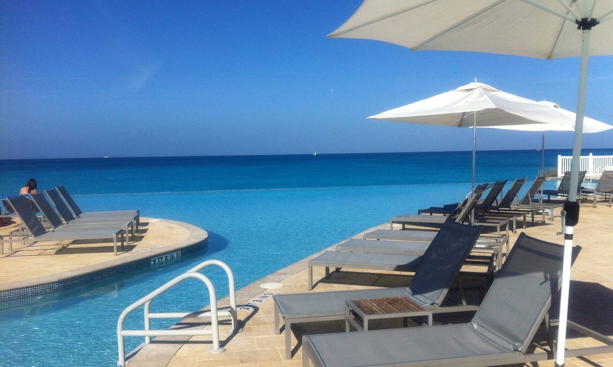 Alice Town Condo | Beautiful Large Condo in Paradise
