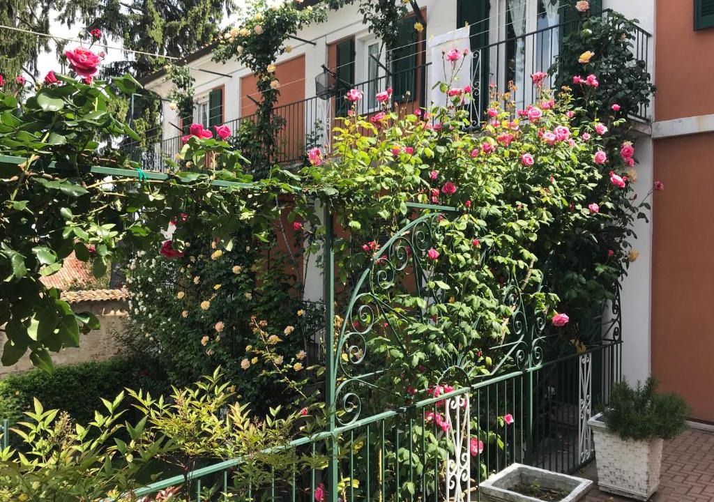 La Morra Apartment | Bed & Roses “Gege”