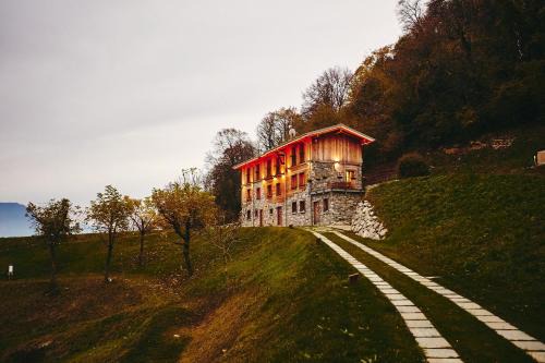 Civenna Ski Chalet | Bellagio Baita treeb