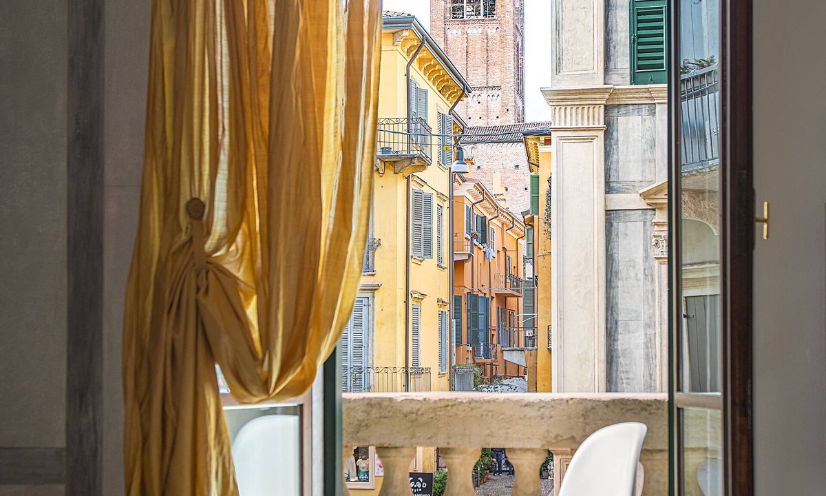 Citta Antica Apartment | Billie's Flat RED - art & design apt in Verona historic centre