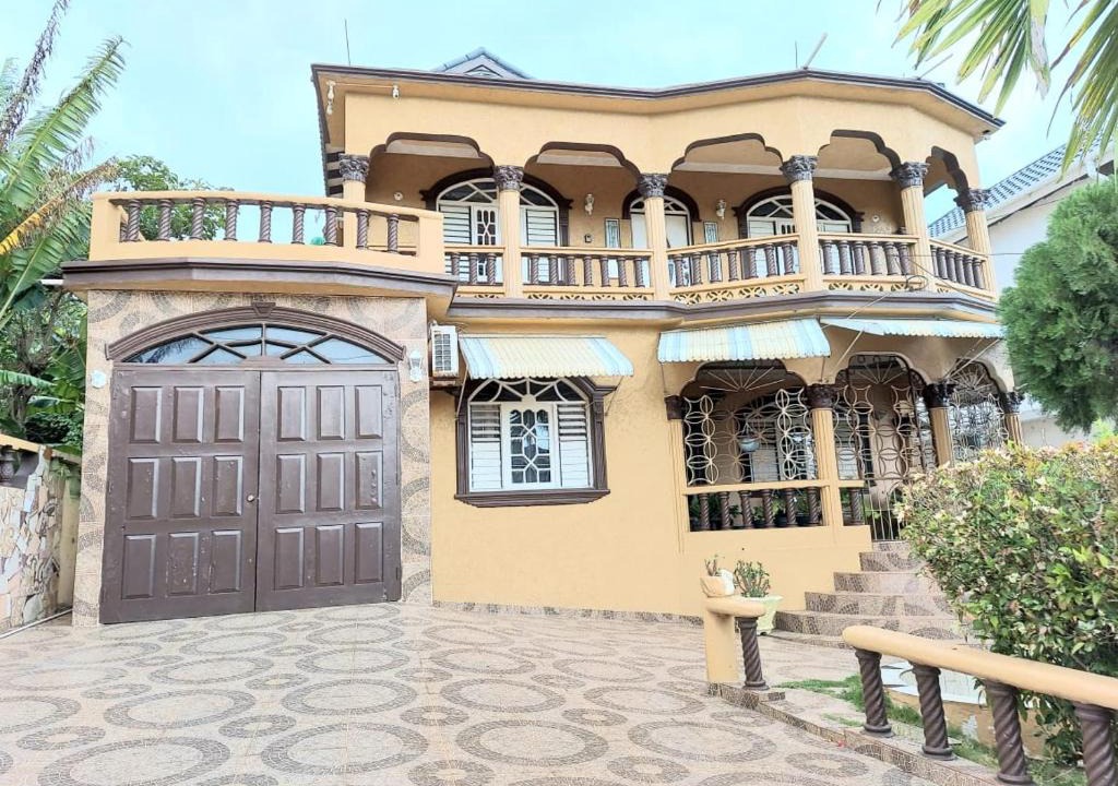 Runaway Bay House | Cambridge mi casa ur casa with pool and beach access