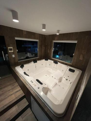 Piratininga House | Casa agradável em frente a praia com jacuzzi/spa