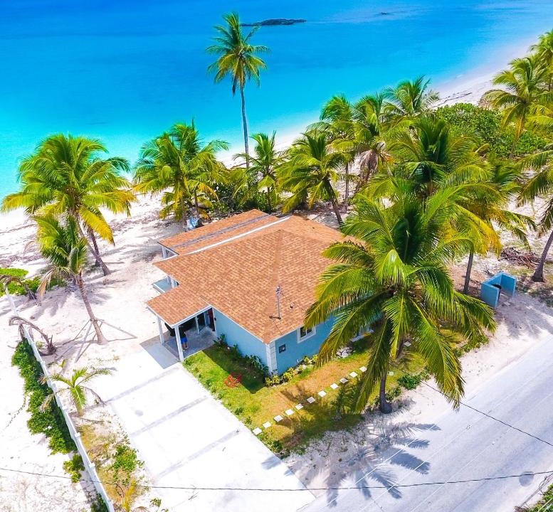 Tar Bay Apartment | Casa Del Marjorie 2 bedroom beach house, beach right at your door steps,