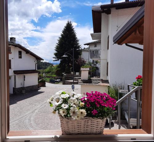 Baselga di Pine Apartment | Casa Lucia vista piazzetta Tressilla