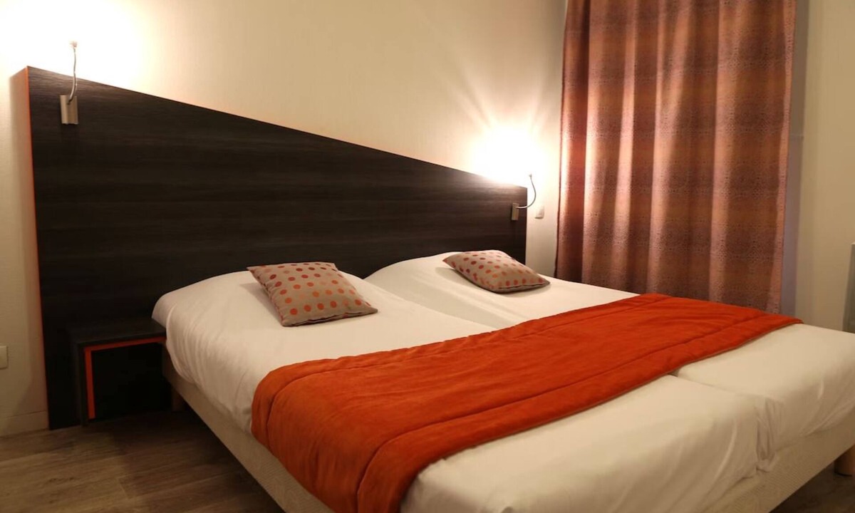 Chevilly-Larue Hotel | Central Apartment w/Kitchenette: Near Tramway for Easy Commute