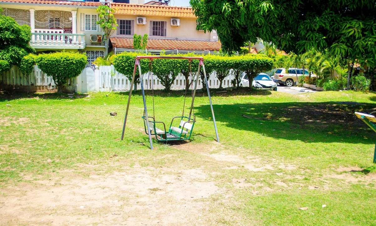 Constant Spring Apartment | Centrally located Oakland Guest Apartment I