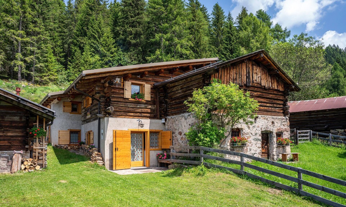 Palu del Fersina Ski Chalet | Chalet 'Baita Naibiz' with Mountain Views, Private Terrace and Wi-Fi