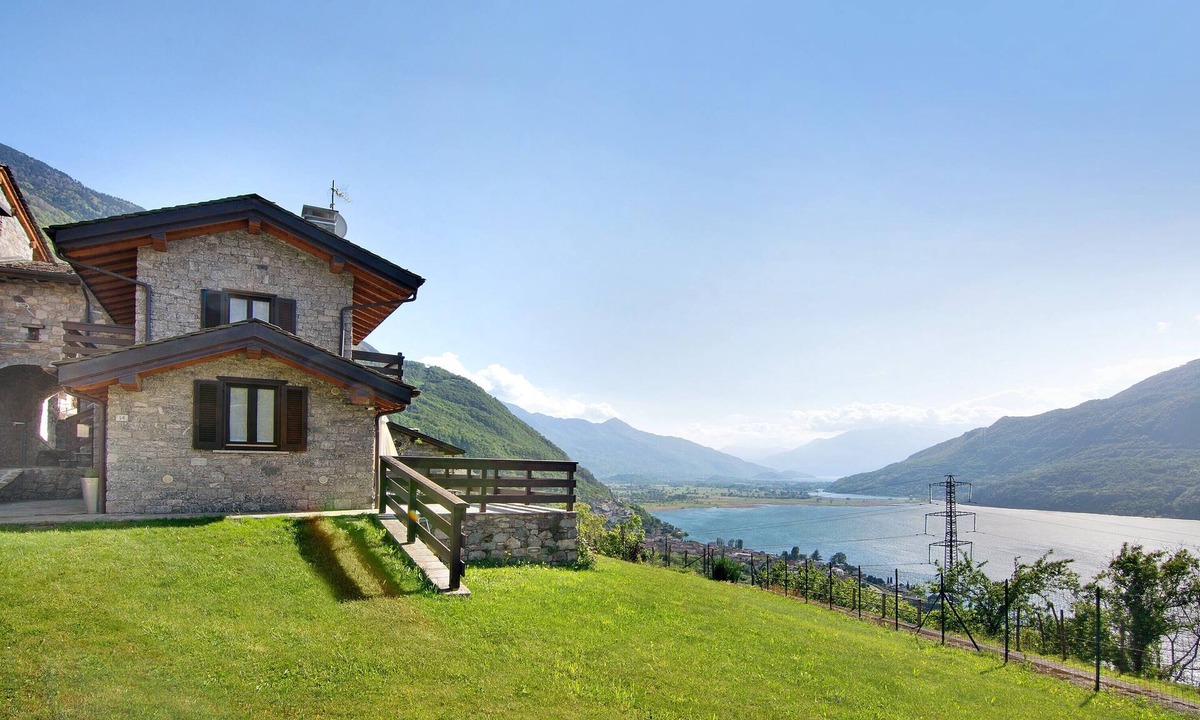 Valtellina House | Chalet Rustico Borgo Vico: Lake View, Terrace, Parking – Cyclists Welcome!