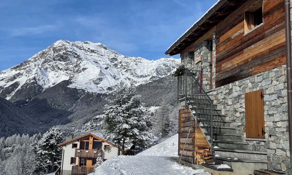 Valtellina Cabin | Characteristic lodge surrounded by nature near the ski facilities.