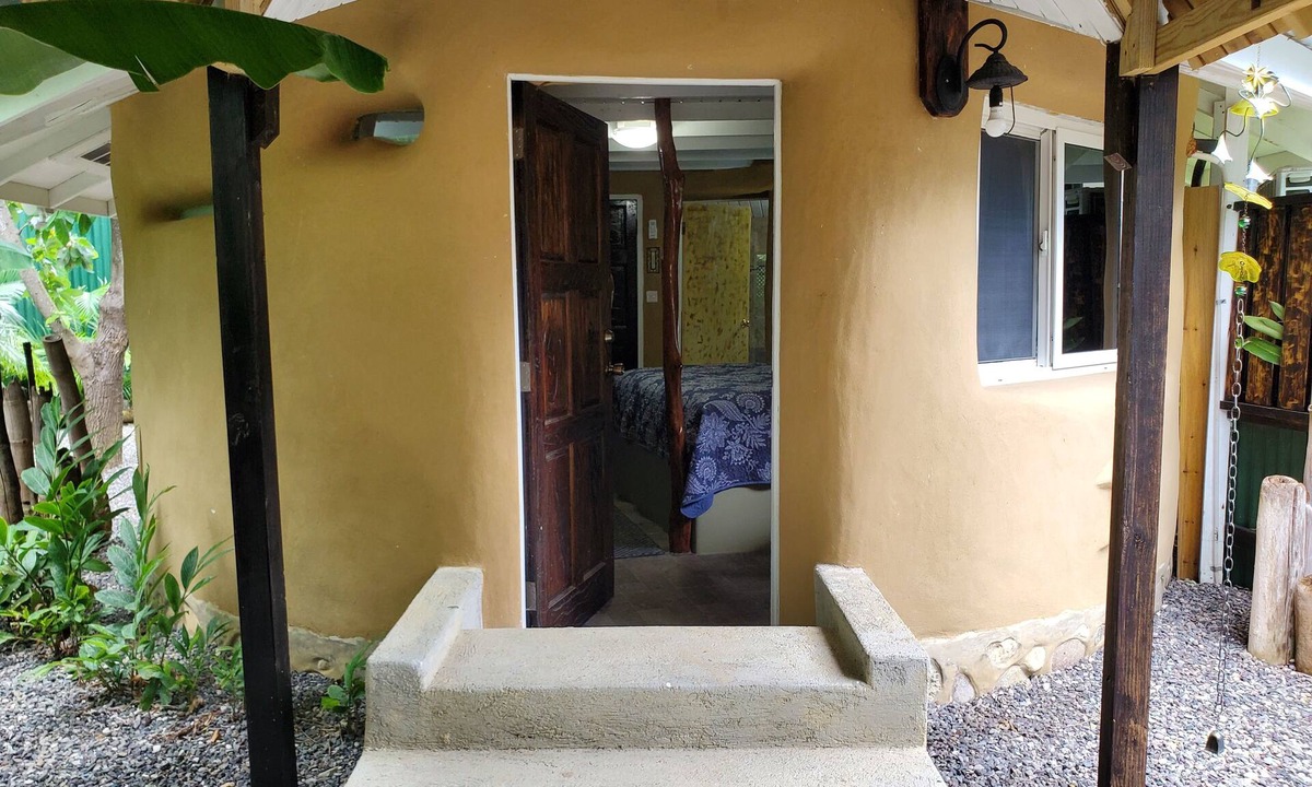 Runaway Bay Cottage | Charming 1-BR cottage w/WiFi and AC w/pool and beach access in Runaway Bay