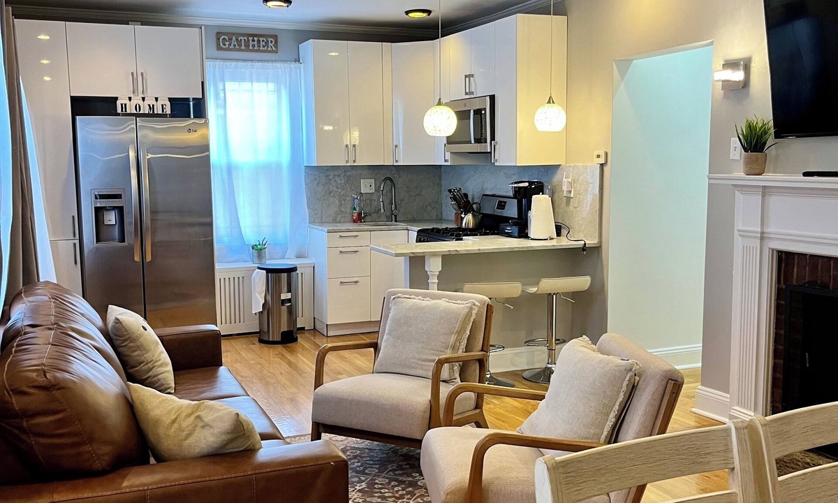Queens House | Charming 2BR house w AC, WiFi just 5 MIN from LGA and 17 MIN to JKF