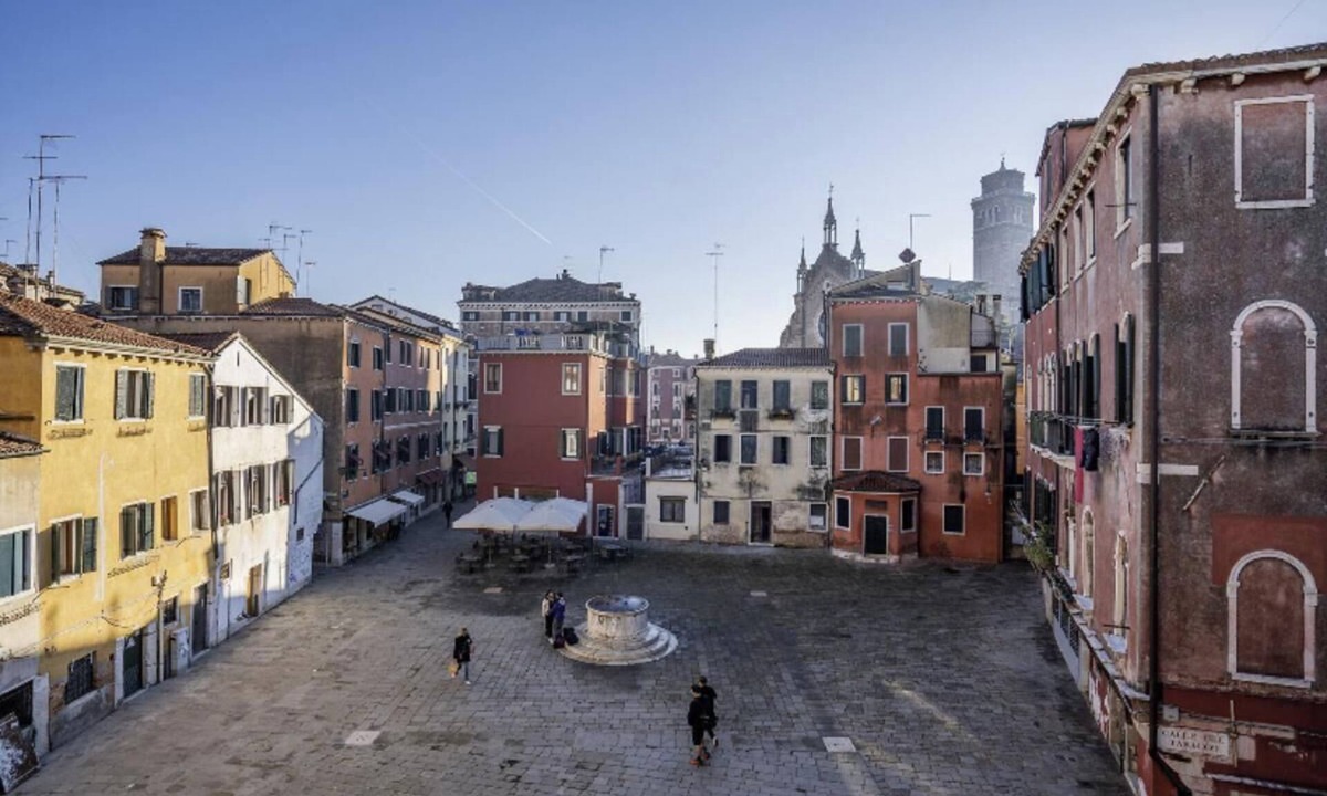 San Polo Apartment | Charming 3-Bedroom Retreat in Central Venice with South-Facing Views