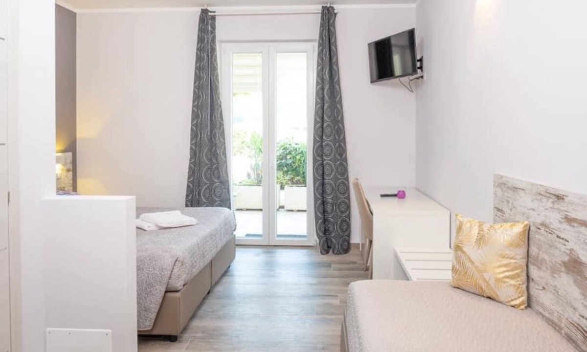 Costermano Villa | Charming 4-bedroom estate in enchanting Albaré Stazione with AC, WiFi