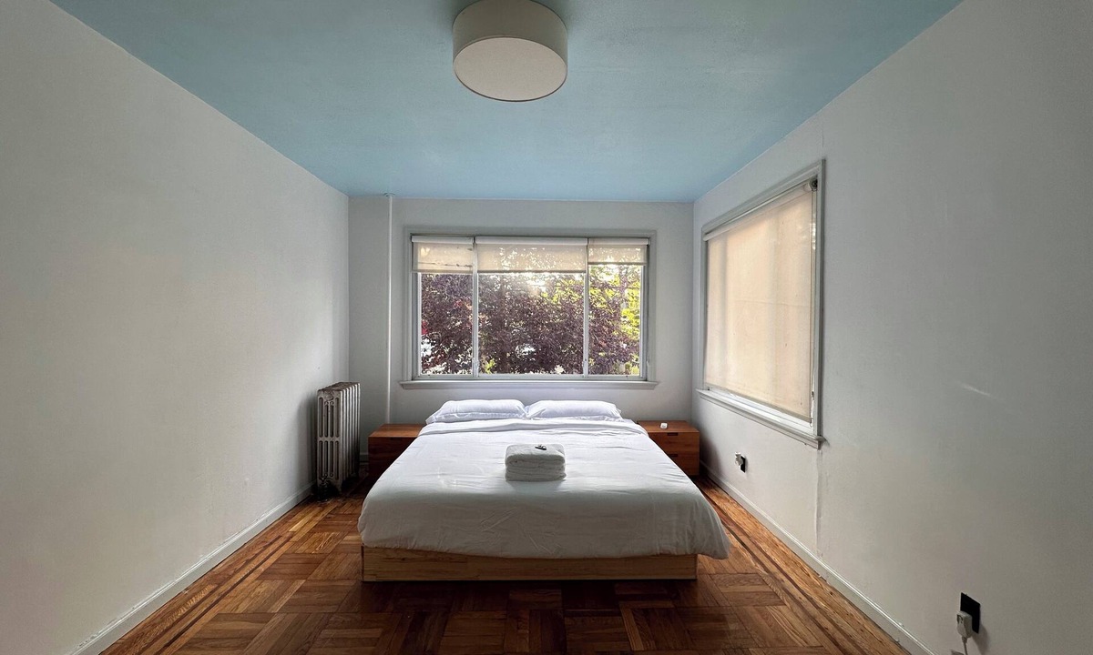 Far Rockaway House | Charming One Bedroom Townhouse, Ground Floor - 10mins to Rockaway Beach