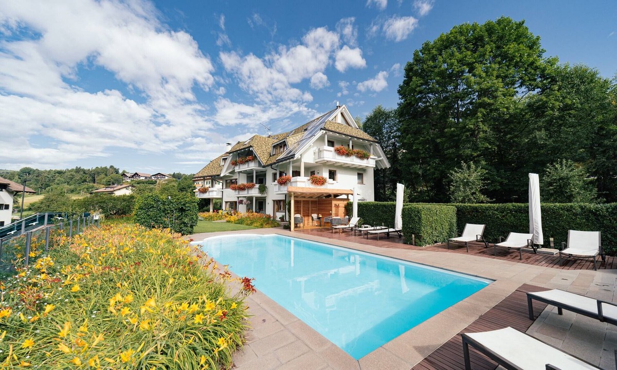 Collalbo Apartment | Charming, Small Ocean Apartment in Villa Anina with Pool