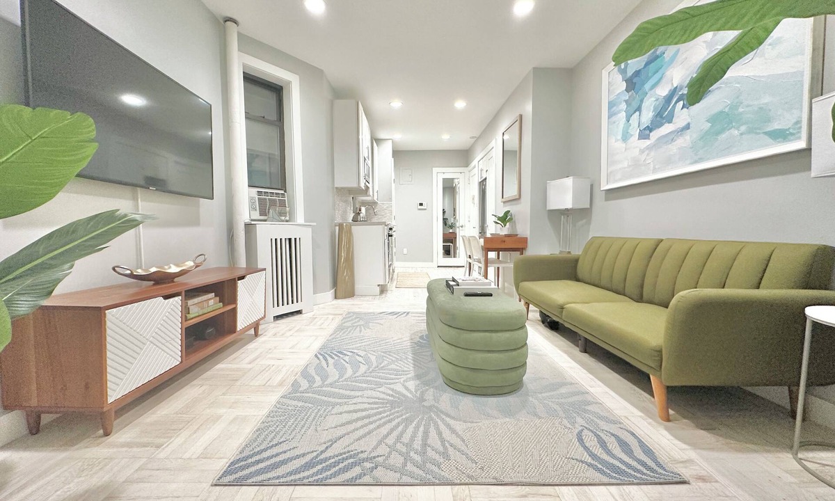 Chelsea Apartment | Chic Clean Renovated 1-bedroom Home with fast WiFi, laundry room in NYC