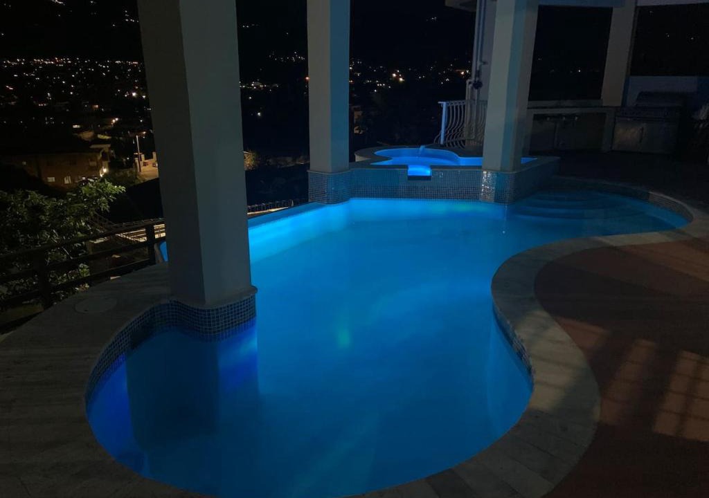 Eastwood Park House | City View Kgn Luxe 1-2 BDR Pool Deck View