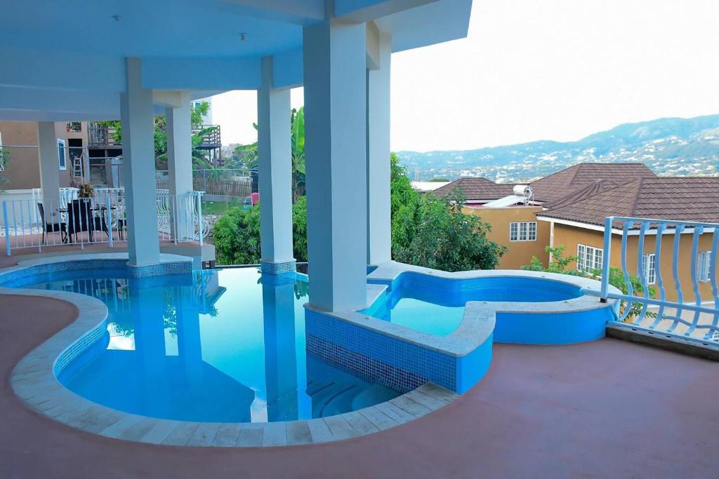 Eastwood Park House | City View Luxe 3BDRM Pool Deck 3