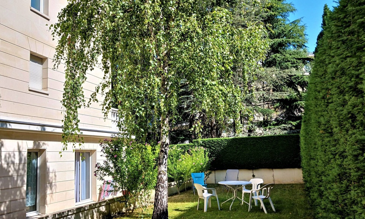 Le Plessis-Robinson Apartment | Coin de Verdure à 6 km de Paris et 15 mn. Centre de Paris - RER Direct à 200 m