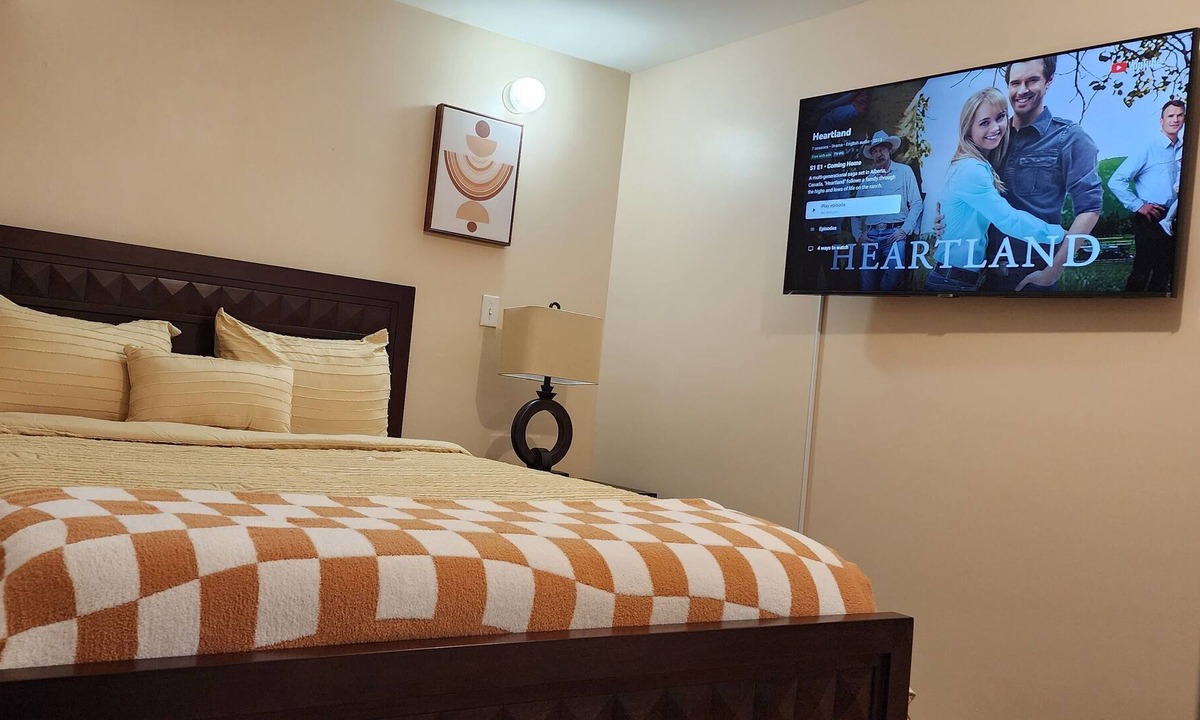 Port Richmond House | Cozy Apartment